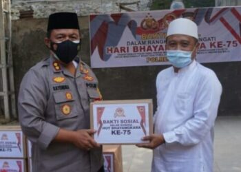 AKBP TEDDI RAYENDRA SALURKAN SEMBAKO KE SANTRI MENJELANG HARI BHAYANGKARA