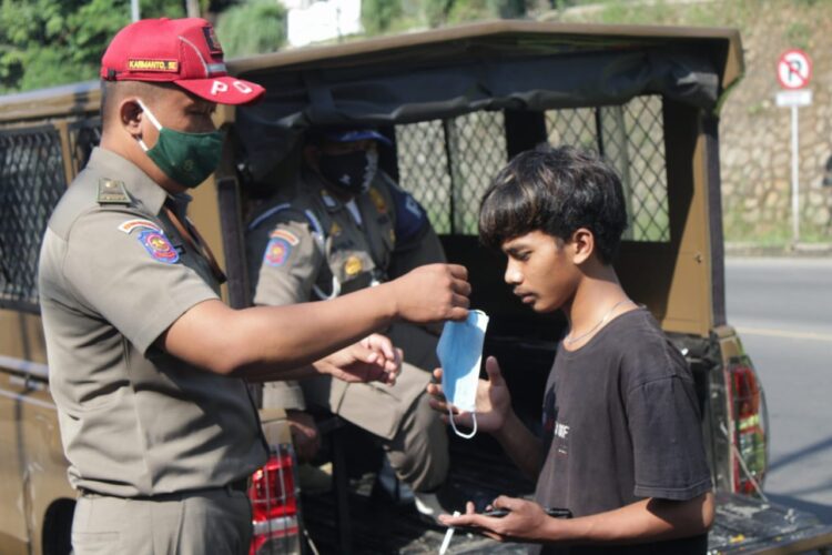 Petugas Gabungan Sosialisasikan Penerapan PPKM Darurat di Purwakarta