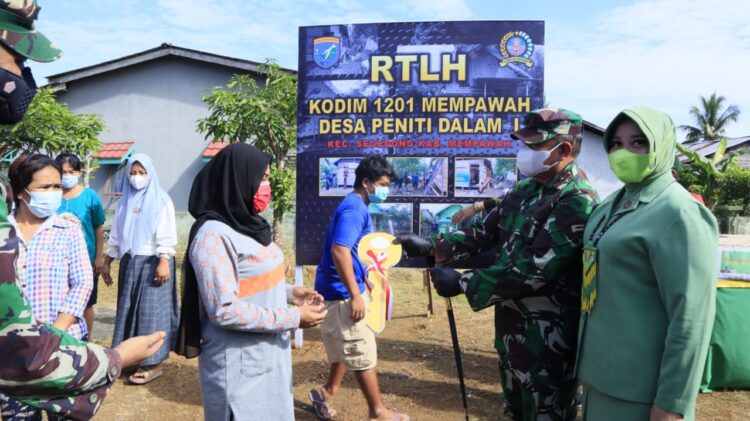 Danrem 121 dan Dandim 1201 Serahkan Kunci RTLH Serta Resmikan Perubahan Nama Koramil Jongkat