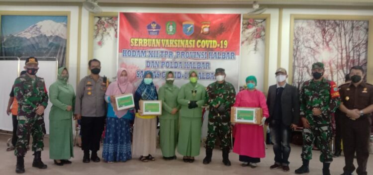 Danrem 121/Abw Berikan Bantuan Serbuan Vaksinasi di Motel Jumbo Sungai Pinyuh