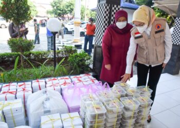 Jumat Berkah, PKK Purwakarta Sebar Bantuan untuk Warga Terdampak PPKM Darurat