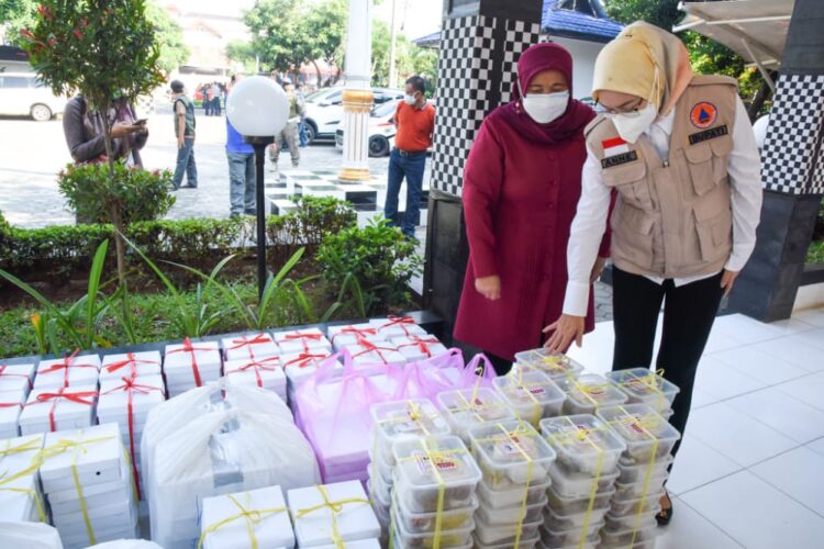 Jumat Berkah, PKK Purwakarta Sebar Bantuan untuk Warga Terdampak PPKM Darurat