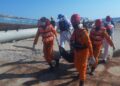 Evakuasi Temuan Satu Mayat Terlungkup Terapung Di Laut Ke Pelabuhan Kijing