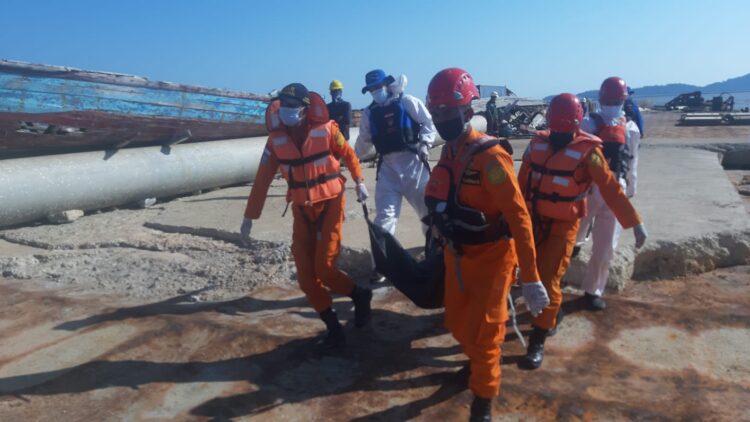 Evakuasi Temuan Satu Mayat Terlungkup Terapung Di Laut Ke Pelabuhan Kijing