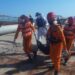 Evakuasi Temuan Satu Mayat Terlungkup Terapung Di Laut Ke Pelabuhan Kijing