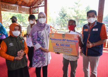 Pemkab Purwakarta Distribusikan 700 Ton Beras Bantuan Dampak PPKM Darurat