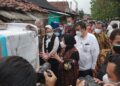 Mentri Sosial Tri Rismaharani Tinjau Langsung Pembagian Bansos (Kemensos)Di Desa Cigelam Kabupaten Purwakarta