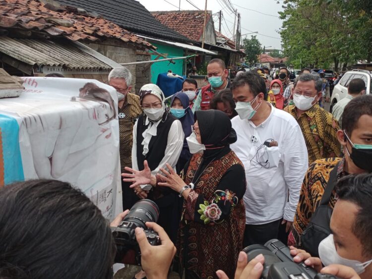 Mentri Sosial Tri Rismaharani Tinjau Langsung Pembagian Bansos (Kemensos)Di Desa Cigelam Kabupaten Purwakarta