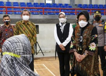 Kunjungi Purwakarta, Mensos Salurkan Bantuan Beras untuk Warga Terdampak PPKM