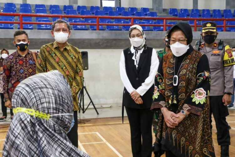 Kunjungi Purwakarta, Mensos Salurkan Bantuan Beras untuk Warga Terdampak PPKM