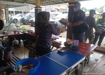 Satpol PP Purwakarta Sebar Bantuan Sembako untuk PKL Terdampak PPKM