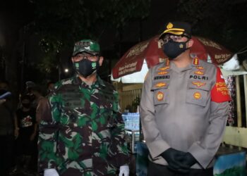 Kapolres Jakarta Pusat Bersama Dandim 0501 Pembagian Sembako Kepada Masyarakat Terdampak PPKM