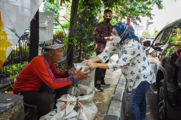Bupati Purwakarta Antarkan Makanan untuk Warga yang Sedang Isoman