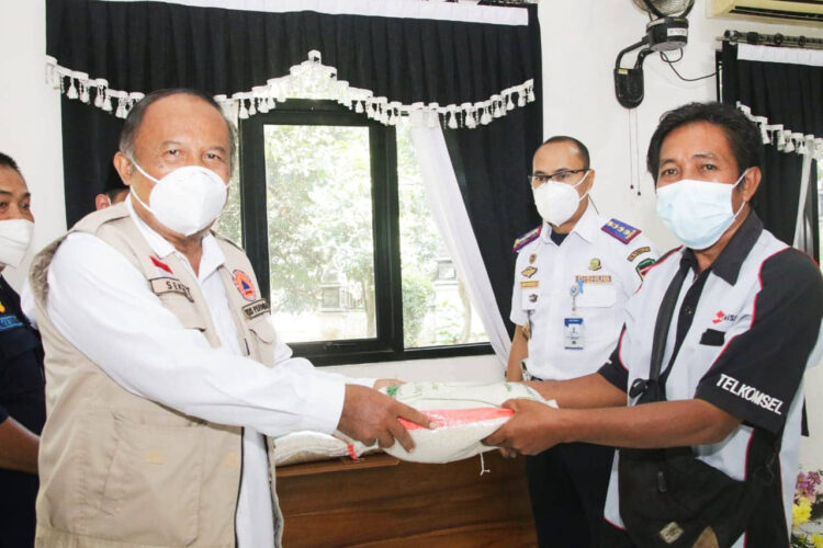 Pemkab Purwakarta Sebar Bantuan Beras untuk Pengemudi Angkutan Umum