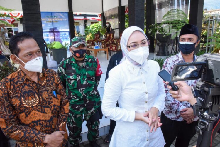 Pemkab Purwakarta Serahkan Bantuan Budidaya Domba dan Ikan Lele