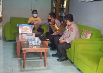 Polres Purwakarta Berikan Bantuan kepada Anggota Satuannya Yang Sedang Melaksanakan Isolasi