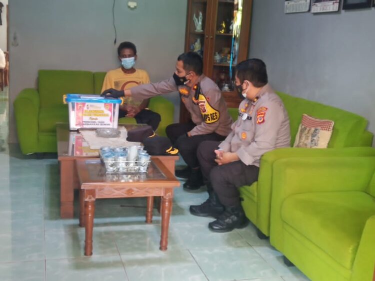 Polres Purwakarta Berikan Bantuan kepada Anggota Satuannya Yang Sedang Melaksanakan Isolasi