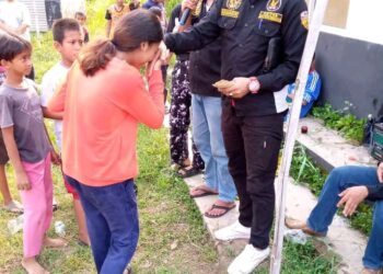 Memperingati HUT RI Ke-76,Ketua LSM GNRI 88,Kobarkan Semangat Dan Berbagi Hadiah Uang Ke Anak-Anak