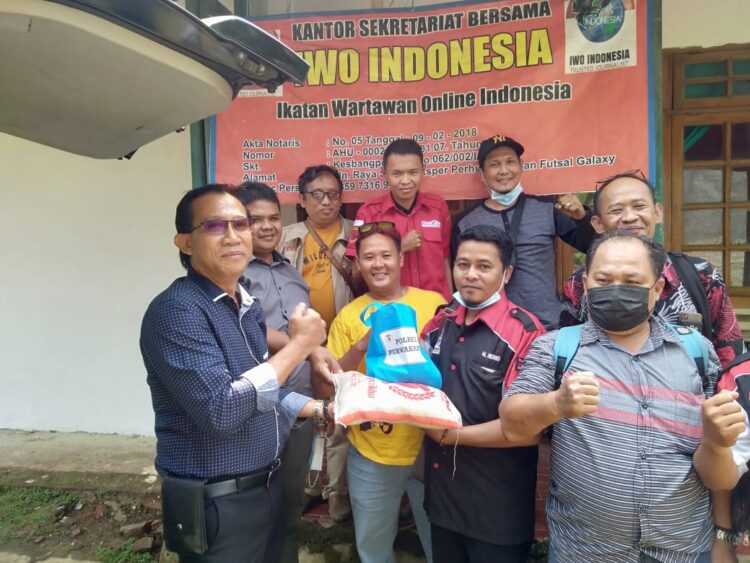 Kepedulian Kapolres Purwakarta Memberikan Sembako Terhadap Wartawan