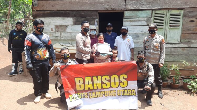 Pimpin Patroli Hunting, Kapolres Lampung Utara Berikan Sembako Kepada Masyarakat Yang Terdampak Covid 19