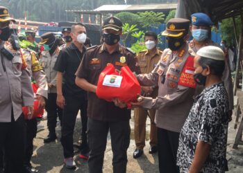 Ikut Meringankan Beban Masyarakat, Polres Metro Tangerang Kota Bagi Bagi Sembako