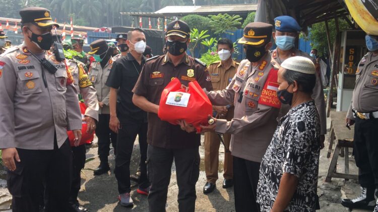Ikut Meringankan Beban Masyarakat, Polres Metro Tangerang Kota Bagi Bagi Sembako