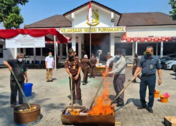 Musnahkan Barang Bukti Oleh Kejari Kabupaten Purwakarta
