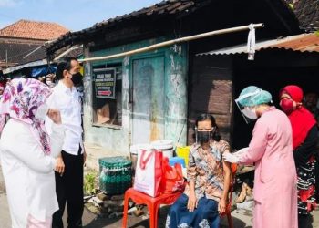 Presiden Jokowi Tinjau Vaksinasi Pintu ke Pintu di Jawa Tengah