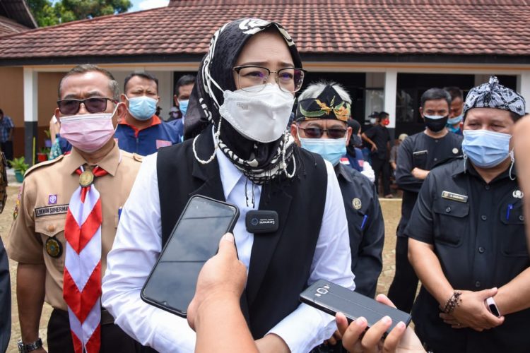 Saba Desa, Bupati Purwakarta Salurkan Bantuan Beras dan Pantau Vaksinasi