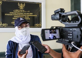 Uji Coba Stadion Purnawarman, Ambu Anne Tendang Bola Tanda Pertandingan Dimulai