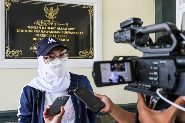 Uji Coba Stadion Purnawarman, Ambu Anne Tendang Bola Tanda Pertandingan Dimulai