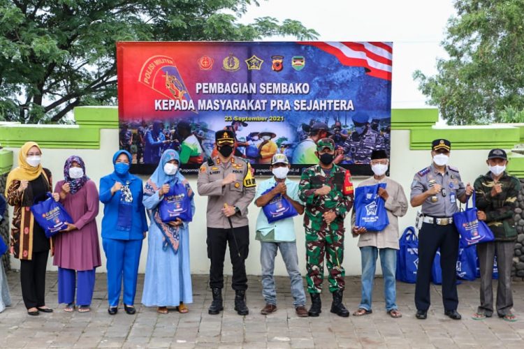 Sasar Warga Sekitar Waduk Jatiluhur, Puspomal Gelar Vaksinasi dan Sebar Bantuan Sembako