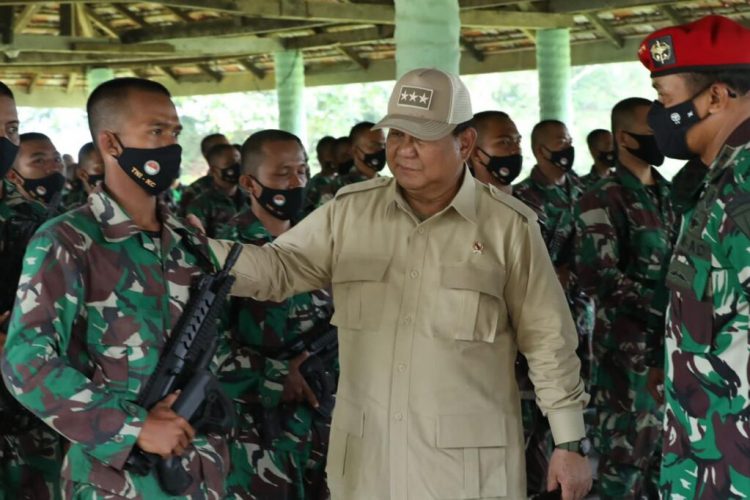 Menhan Prabowo Meninjau Latihan Pembulatan Komcad di Pusdiklatpassus Batujajar