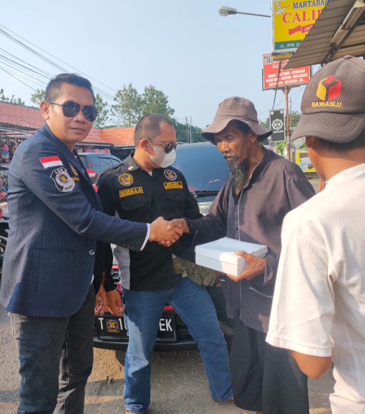 Gerakan Nawacita Rakyat Indonesia (GNRI) 88,Yang Di Ketuai Oleh Burhanudin Lakukan Giat Baksos Bagikan Nasi Box