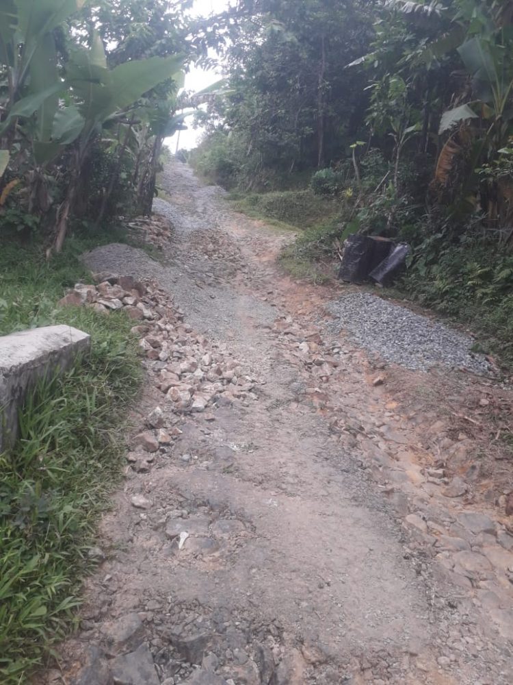 Pekerjaan Jalan Di Kampung Cirendeu Diduga Tidak Sesuai Dengan Spek