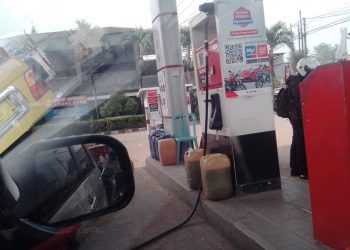 Tindak Tegas Oknum Pegawai SPBU Selaeurih Purwakarta,Menjual BBM Jenis Solar Bersubsidi Menggunakan Jerigen