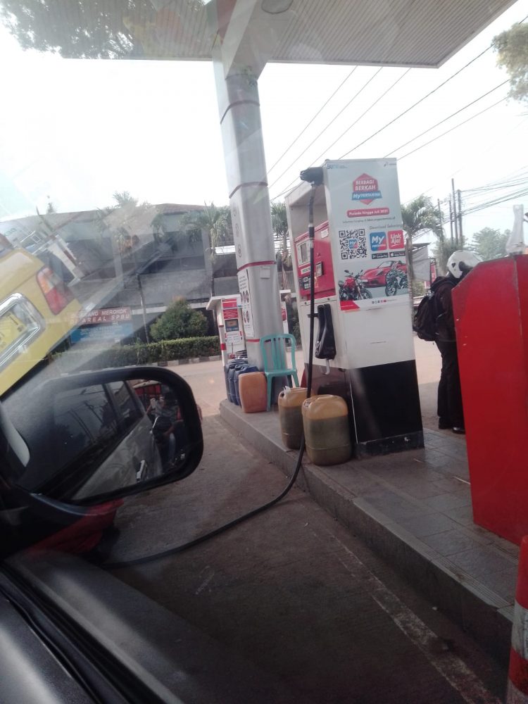 Tindak Tegas Oknum Pegawai SPBU Selaeurih Purwakarta,Menjual BBM Jenis Solar Bersubsidi Menggunakan Jerigen