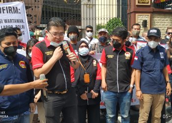 Stop Kriminalisasi, Puluhan Wartawan dan Advokat LQ Indonesia Lawfirm Gelar Aksi Damai di Mabes Polri