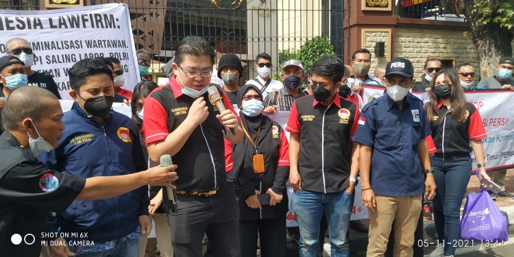 Stop Kriminalisasi, Puluhan Wartawan dan Advokat LQ Indonesia Lawfirm Gelar Aksi Damai di Mabes Polri