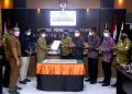 Bupati: Menandatangani Prasasti Hibah Tanah dan Gedung KPU Kabupaten Lampung Utara