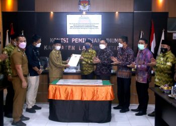 Bupati: Menandatangani Prasasti Hibah Tanah dan Gedung KPU Kabupaten Lampung Utara