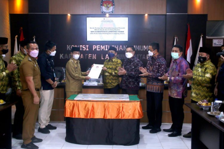 Bupati: Menandatangani Prasasti Hibah Tanah dan Gedung KPU Kabupaten Lampung Utara