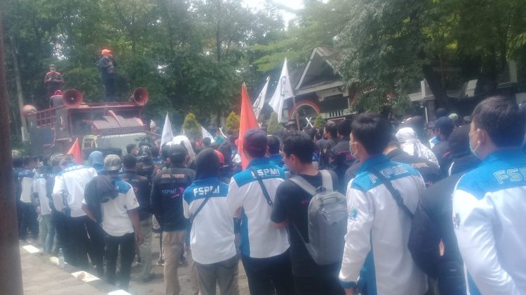 Lingkungan Pemda Dipenuhi Orasi Aliansi Buruh Purwakarta Gelar Orasi