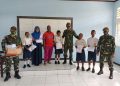 Satgas Pamtas RI-PNG Yonif 131/Brs Bagikan Baju Seragam Sekolah di Papua