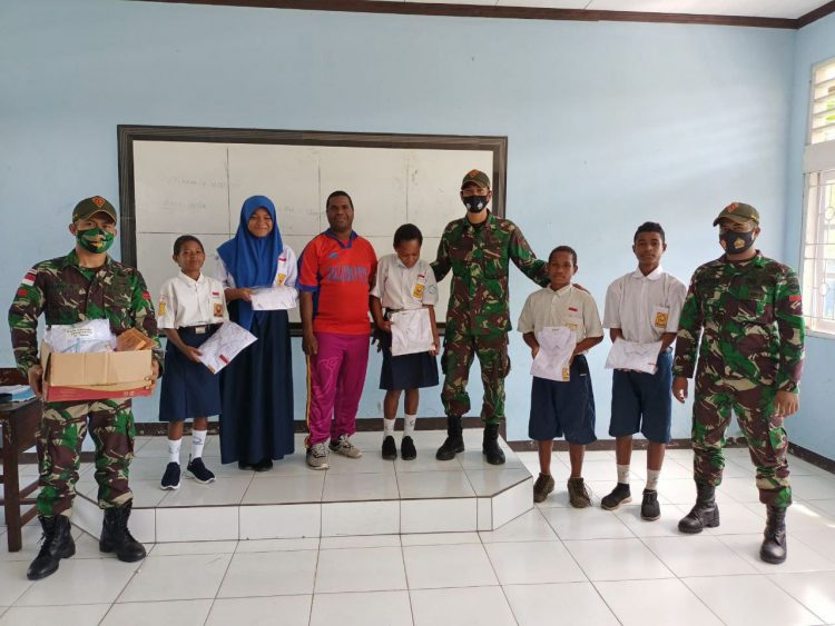 Satgas Pamtas RI-PNG Yonif 131/Brs Bagikan Baju Seragam Sekolah di Papua