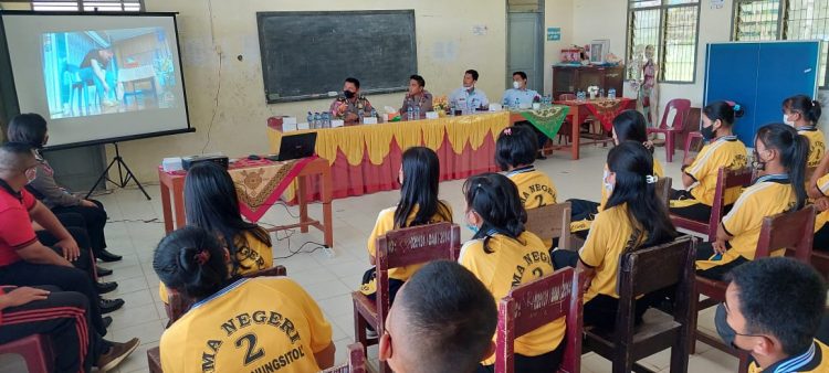 Satlantas Polres Nias Laksanakan Sosialisasi Prokes dan Tertib Berlalulintas Kepada Siswa-Siswi SMA Negeri 2 Gunungsitoli