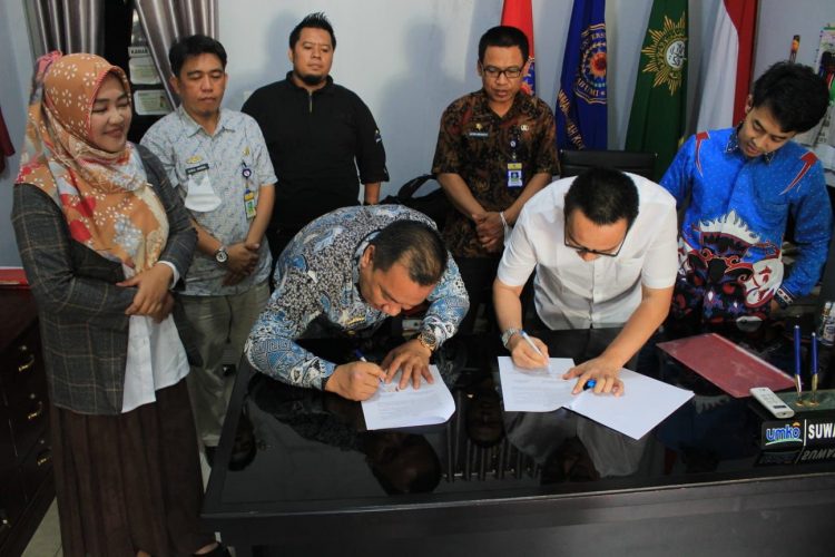 Doni Ferwari Fahmi, S.E., M.M., Menandatangani MoU kerjasama Universitas Muhammadiyah Kotabumi