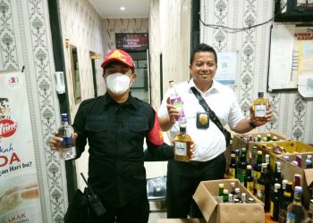 Gelar Operasi Pekat, Satpol PP Purwakarta Razia Ratusan Botol Miras