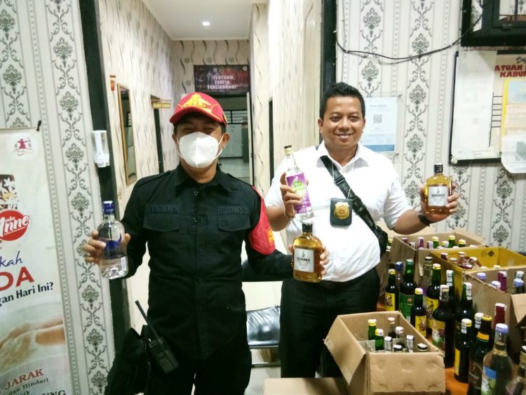 Gelar Operasi Pekat, Satpol PP Purwakarta Razia Ratusan Botol Miras