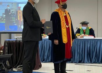 Dhiraj Kelly Sawlani Lulus Doktor Dengan Predikat Cumlaude